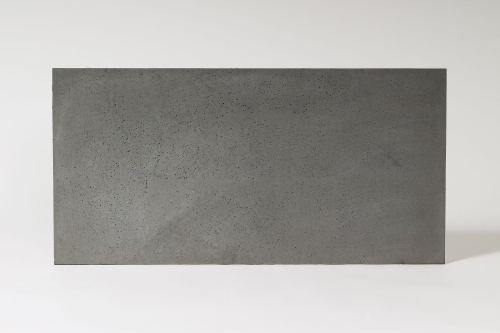 Płyta betonowa o wymiarze 120 x 60 x 1 cm kolor ciemny popiel średnioporowata