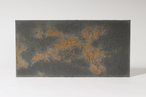 Beton architektoniczny płyta betonowa  o wymiarze 100 x 50 x 1 cm porowata kolor ciemny popiel z kruszywem Gold