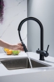 bluewater-cyrus-bateria-kuchenna-z-podlaczeniem-do-wody-filtrowanej-wyciagana-wylewka-czarny-mat-aranzacja-2.jpg