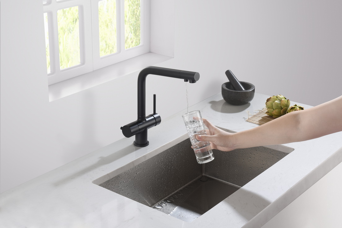 Crystal czarny mat bateria kuchenna 4 drożna z podłączeniem do wody filtrowanej oraz zmineralizowanej Blue Water
