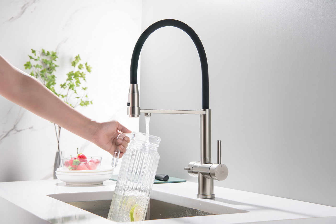 TUSAR bateria kuchenna z podłączeniem do wody filtrowanej , wyciąganą wylewką oraz zmianą strumienia wody Blue Water w kolorze stali