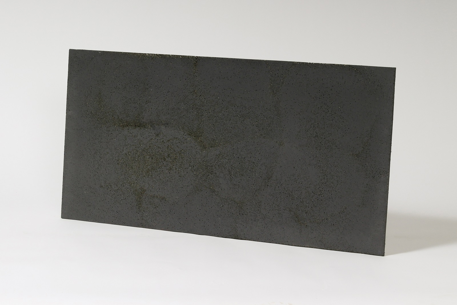 beton architektoniczny Ultra lekki Płyta betonowa o wymiarze 100 x 50 x 1 cm średnioporowata kolor antracytowy z kruszywem Black