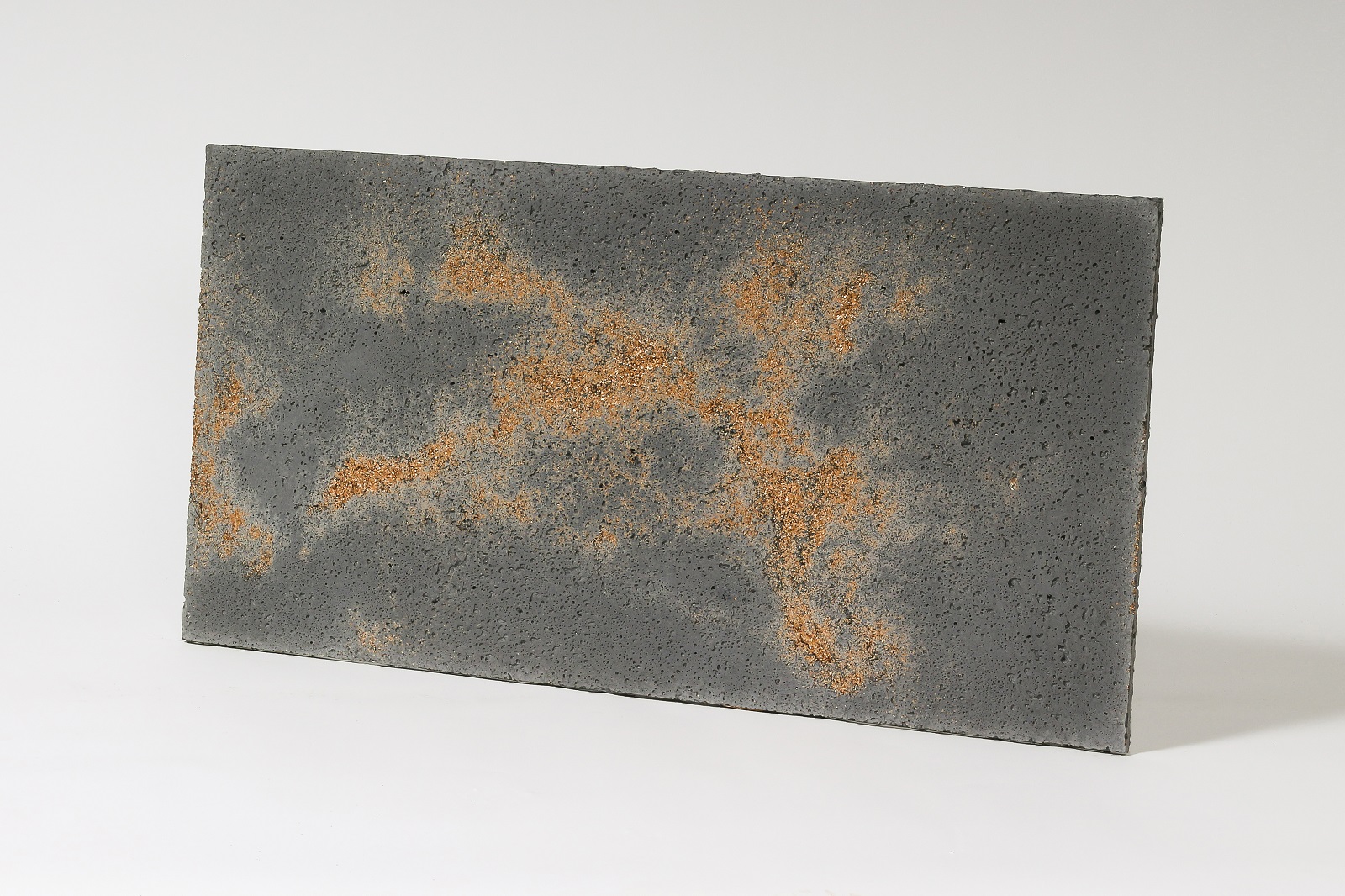 Beton architektoniczny płyta betonowa  o wymiarze 100 x 50 x 1 cm porowata kolor ciemny popiel z kruszywem Gold