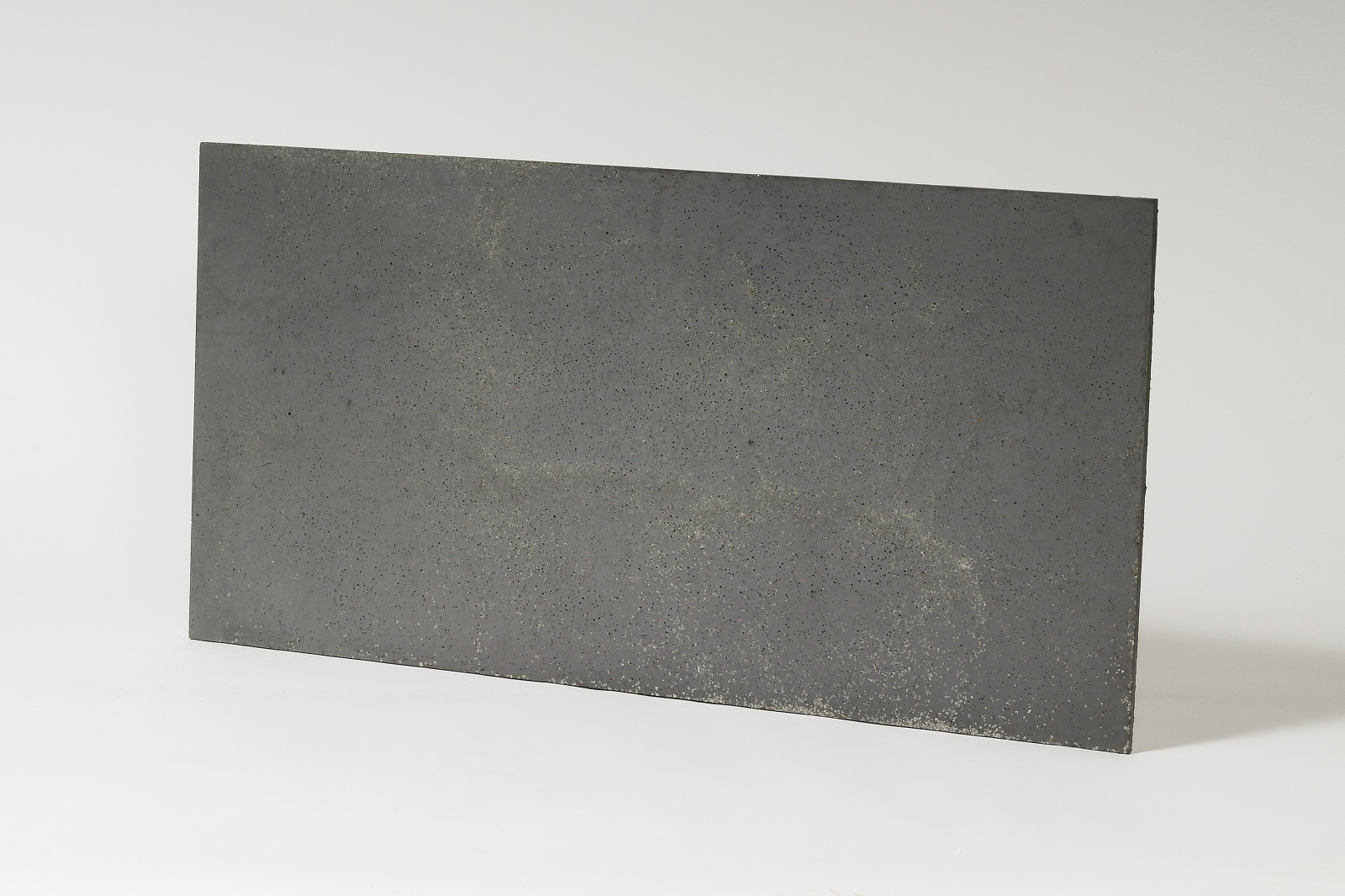 beton architektoniczny płyta betonowa o wymiarze 100 x 50 x 1 cm średnioporowata kolor ciemny popiel z kruszywem Silver