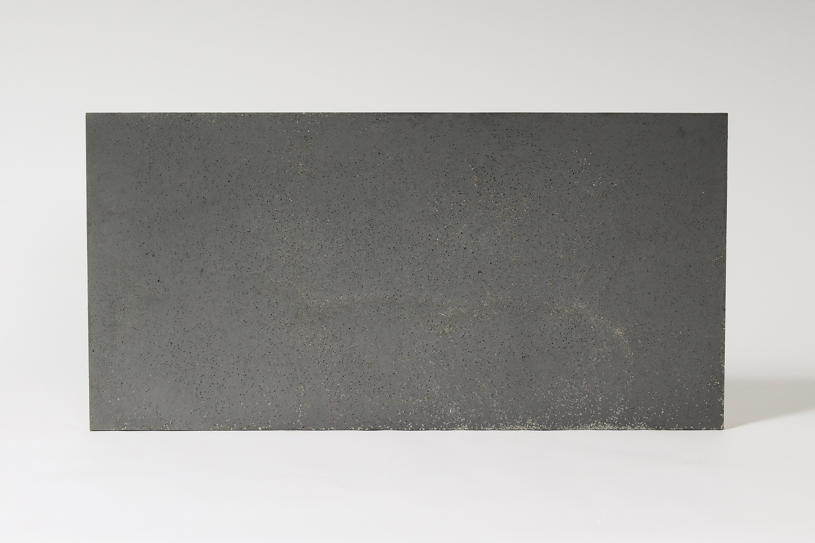 beton architektoniczny płyta betonowa o wymiarze 100 x 50 x 1 cm średnioporowata kolor ciemny popiel z kruszywem Silver