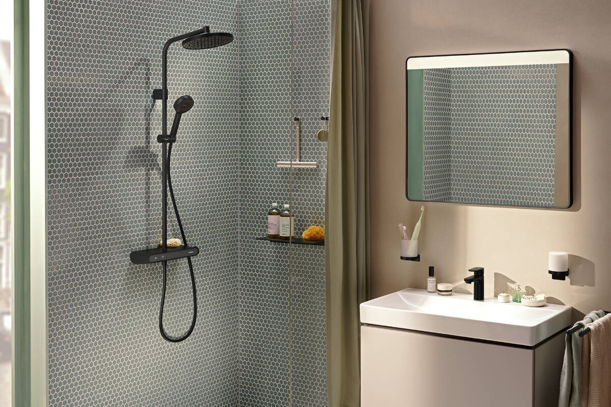hansgrohe Activera S Komplet prysznicowy 240 1jet EcoSmart z termostatem ShowerTablet Select 360 Varia 28638670 Czarny Mat  aranżacja