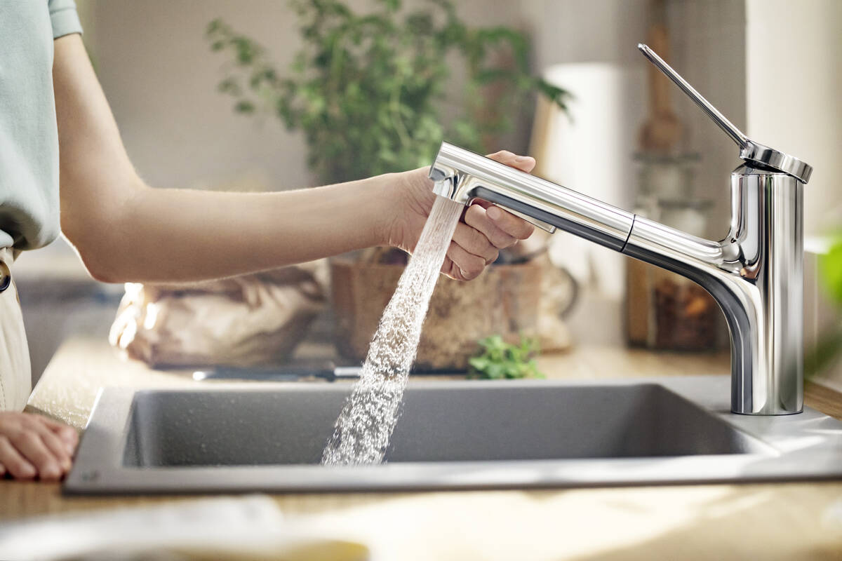 hansgrohe Zesis M 33 bateria kuchenna z wyciąganą wylewką oraz 2 strumieniami wody chrom połysk 7410000