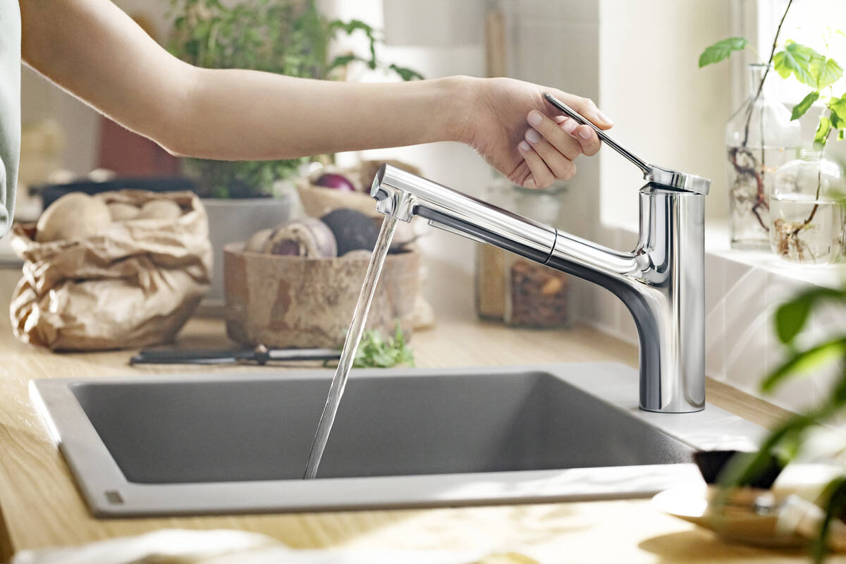 hansgrohe Zesis M 33 bateria kuchenna z wyciąganą wylewką oraz 2 strumieniami wody chrom połysk 7410000