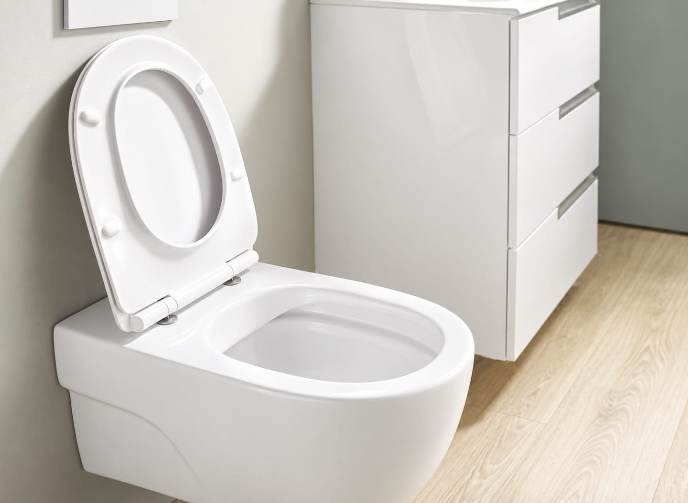 Detale ceramiki Roca Meridian Compacto – krótkie miski WC i umywalki